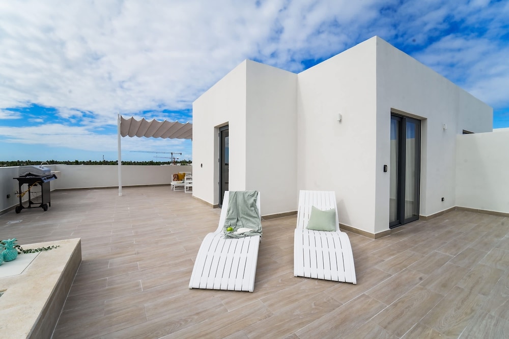 4 Bedroom Beach Penthouse w Private Rooftop
