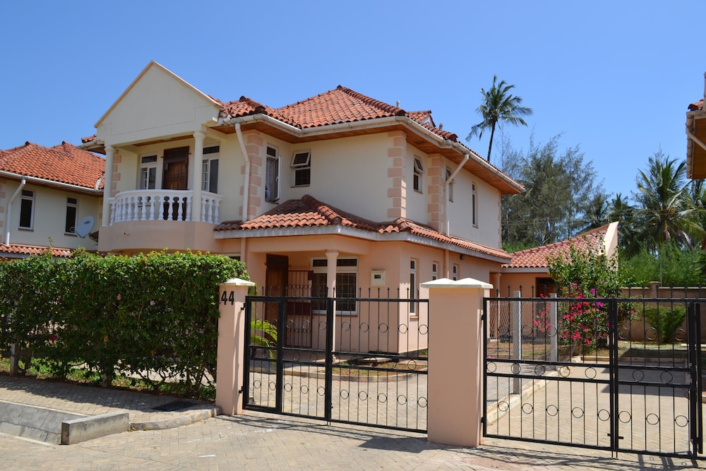 Azanza Mtwapa Holiday Home