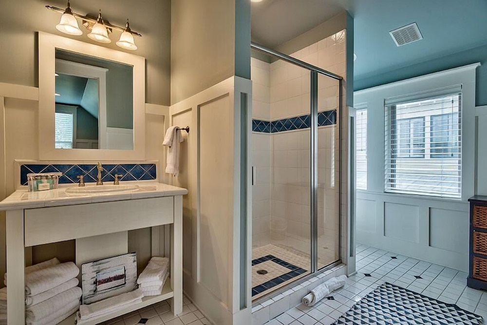 Ocean 52 3 Bedroom Holiday Home by Five Star Properties