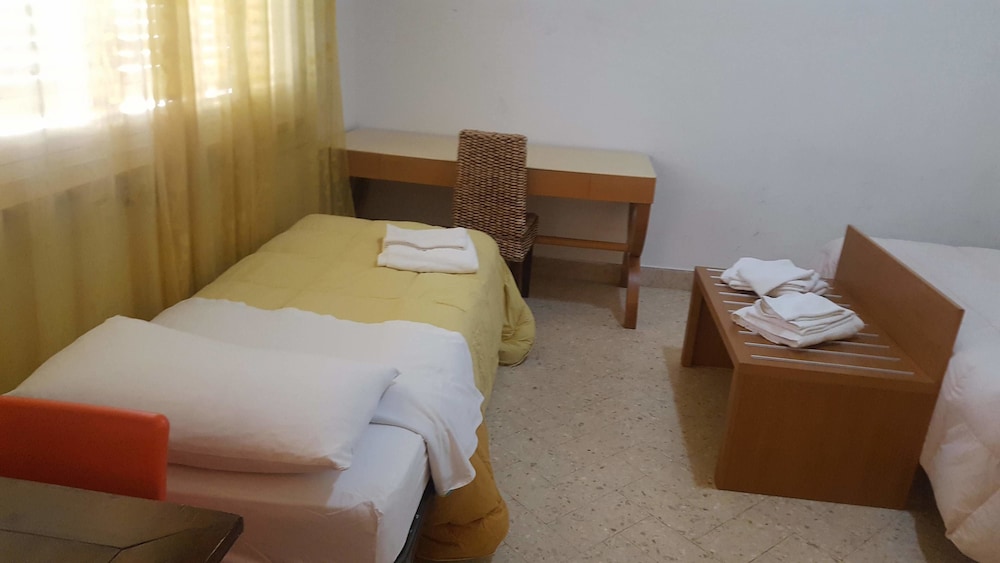 Double H Ungheria en Palermo — hotel room