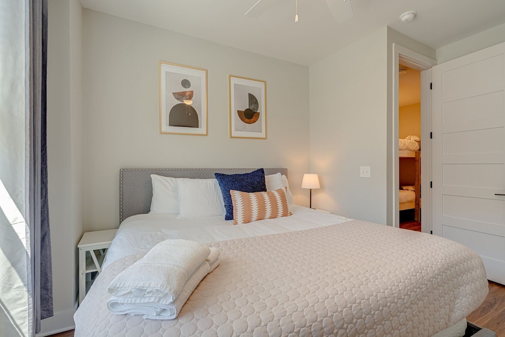 Modern Melrose-sleeps 8- Mins to Downtown Broadway