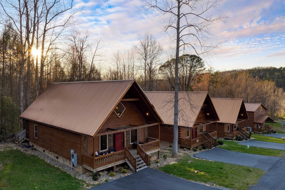 Hot Tub + Foosball Access to Pool, Tennis, Gym Chill'n in the Smokies