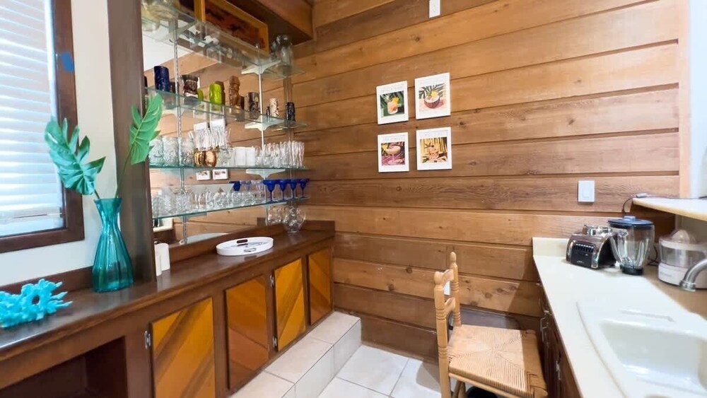 Fun Retro Island Vibe Sleeps 17 Beach 1 Block 4 Bedroom Home