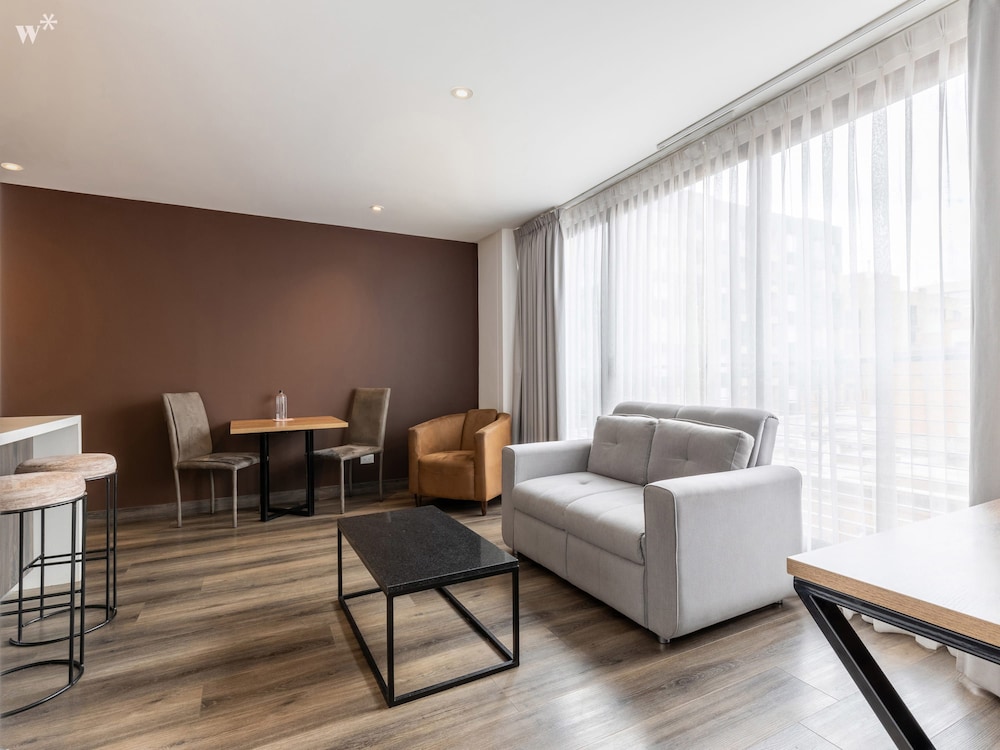 w Modern 2BR in Luxury Building in Chico