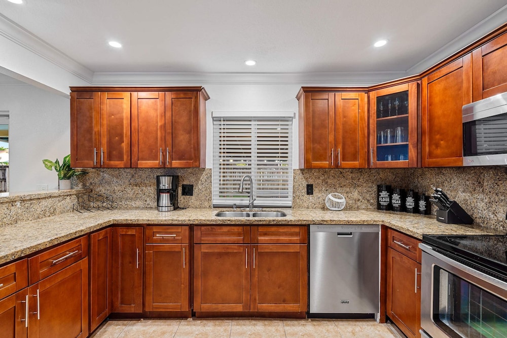 4BR With Private Pool and Game Room - Prime Location