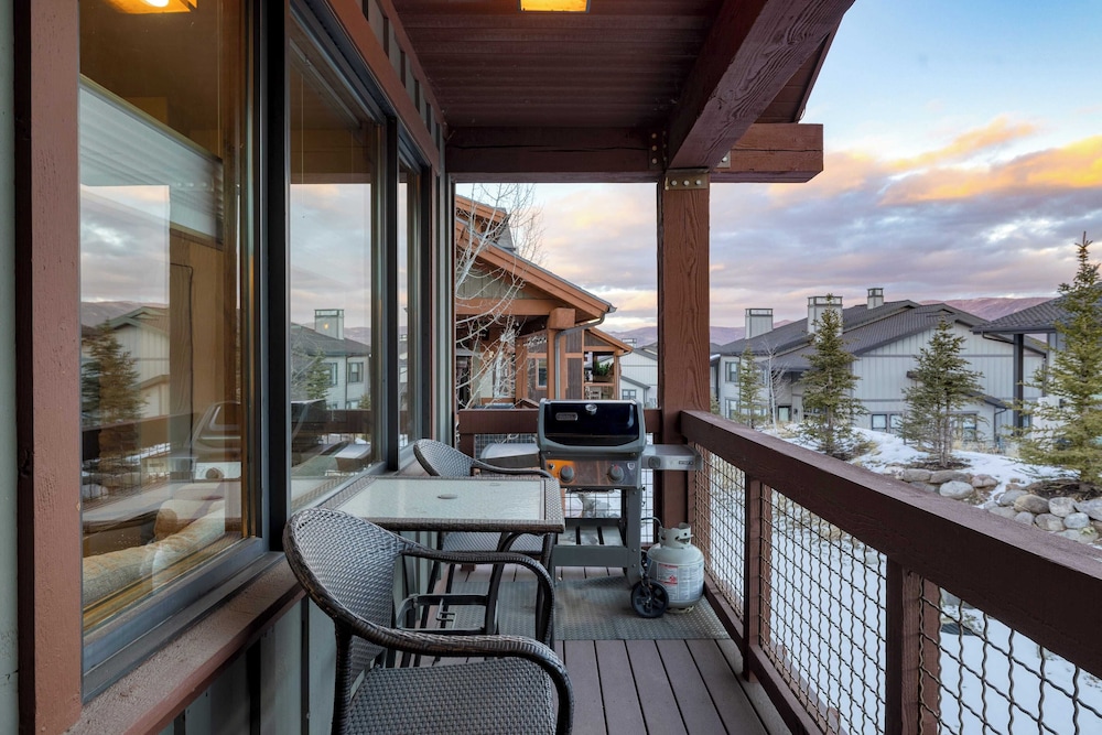 Blue Skies Lakeside Family-friendly Getaway w/ Hot Tub & BBQ