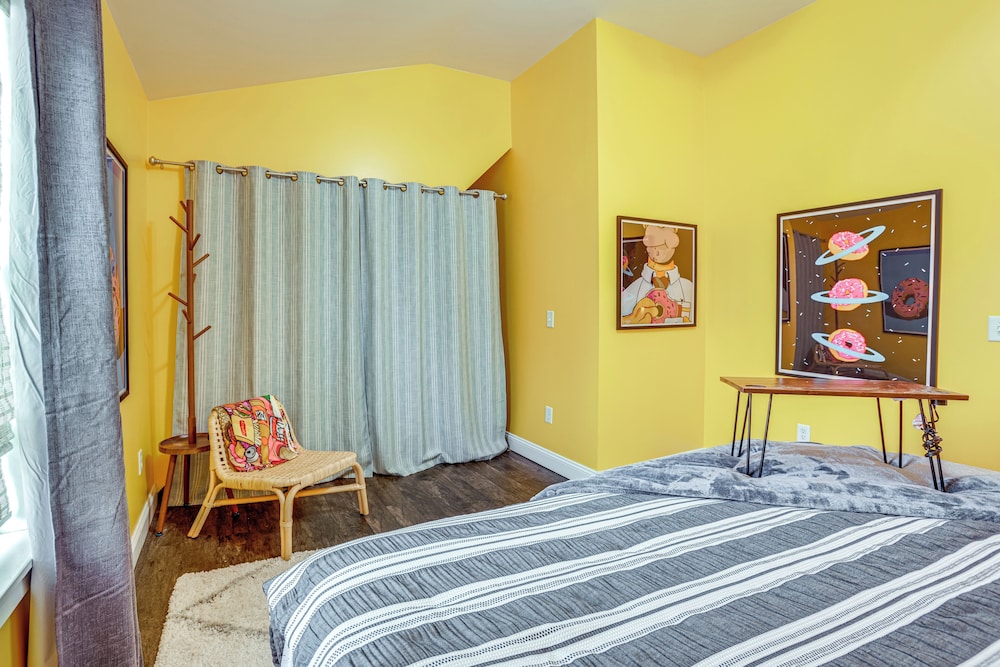Close to Trails & Town! Artsy Apt in Frankfort