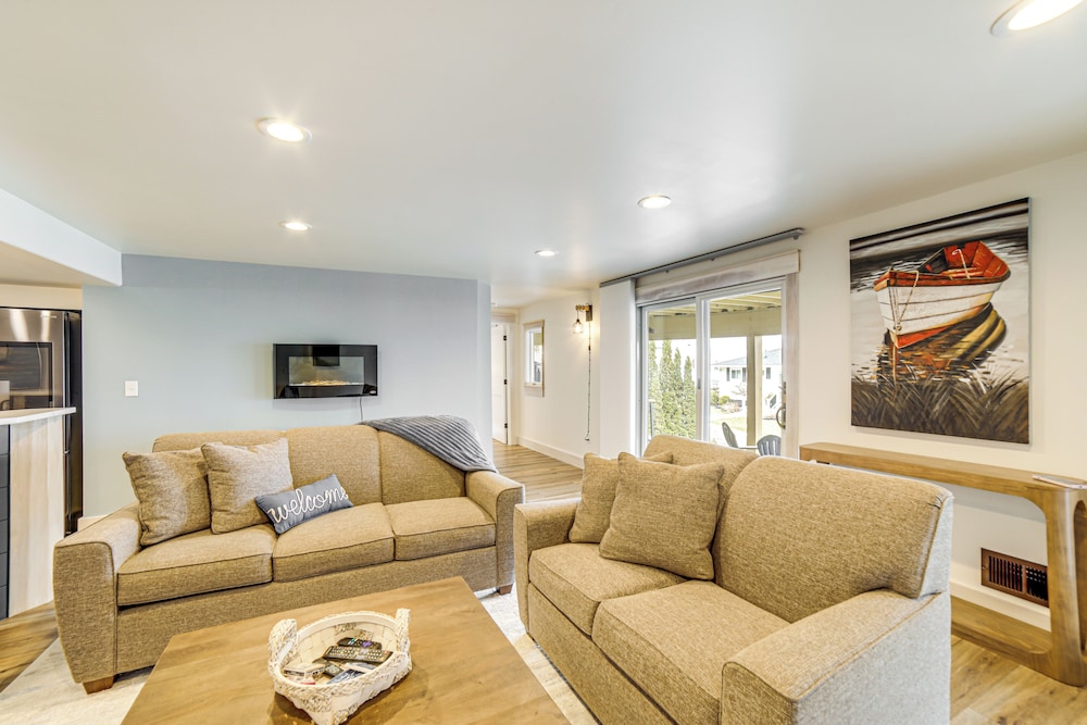 Hot Tub + Fireplace: Waterfront Clark Lake Apt