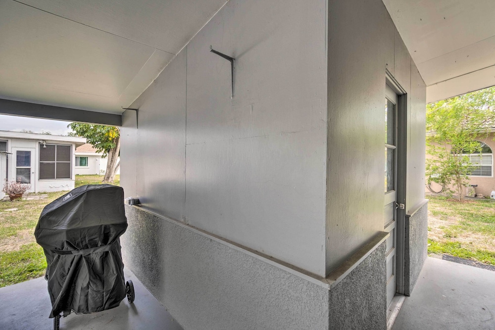 Bright Venice Getaway < 1 Mi to Historic Dtwn view 4