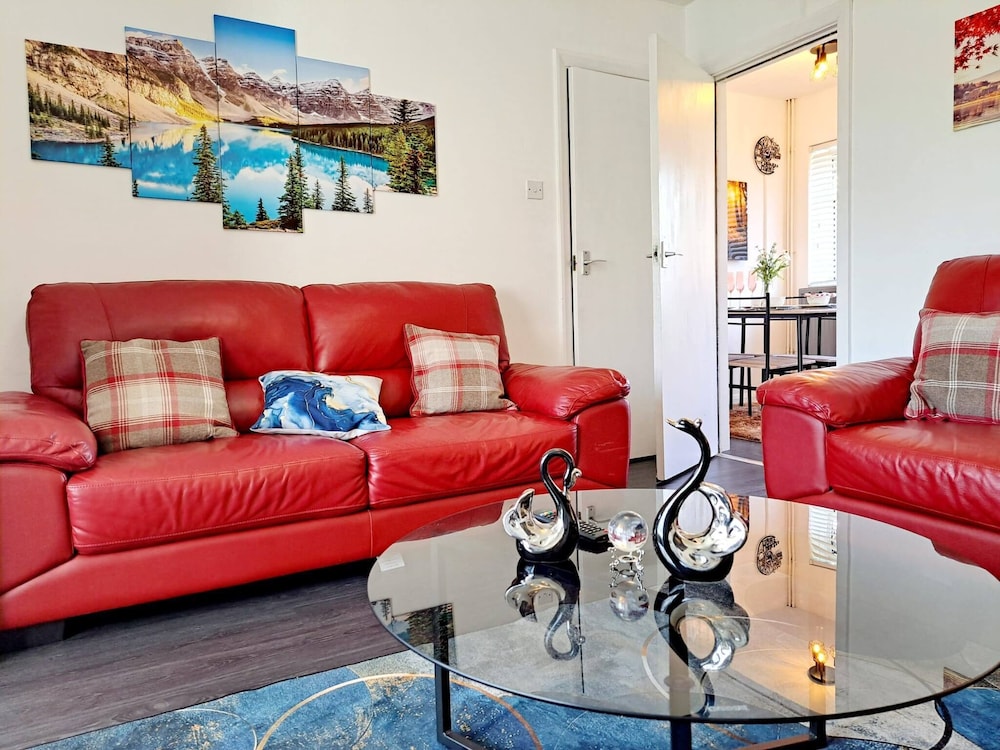 Cozy 2BR Home Pets Welcome Free Parking & Wifi