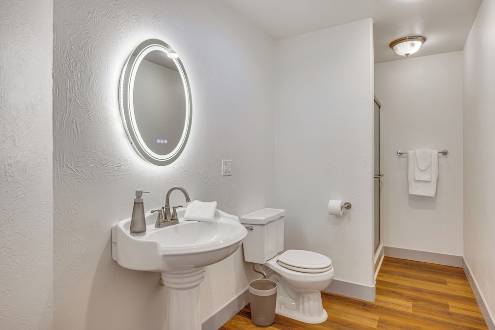 16 Mi to Paint Mines: Spacious Simla Home!