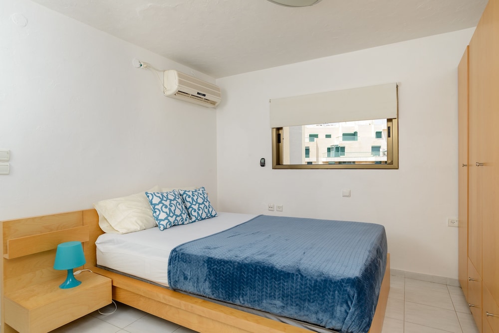 3BR Apt Steps from Sea W Parking
