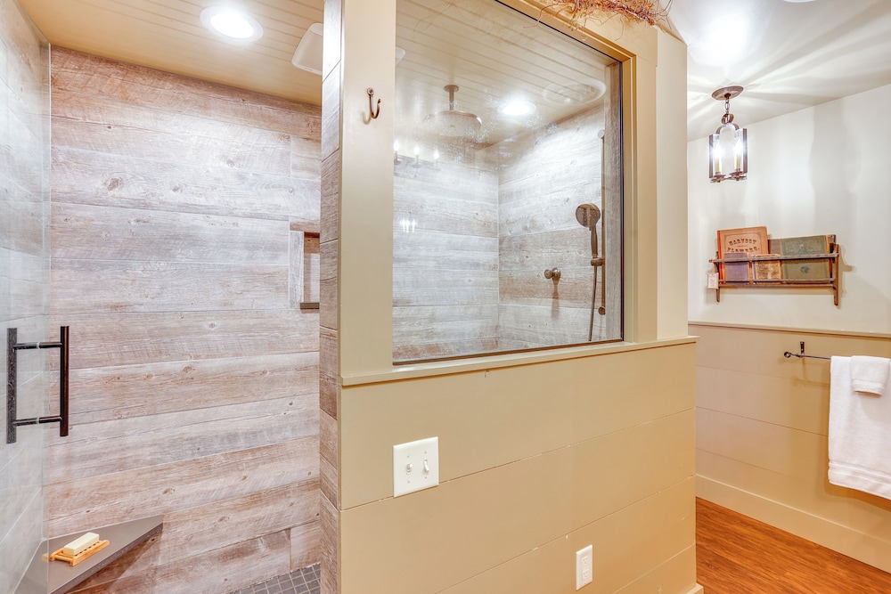 3 Mi to Dtwn: Charming Farmhouse in Mount Joy!