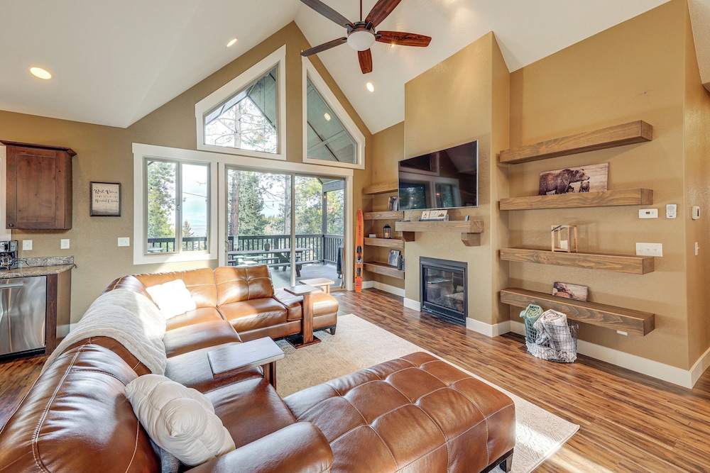 Deck + Views: Scenic Group Getaway in Lakeside!