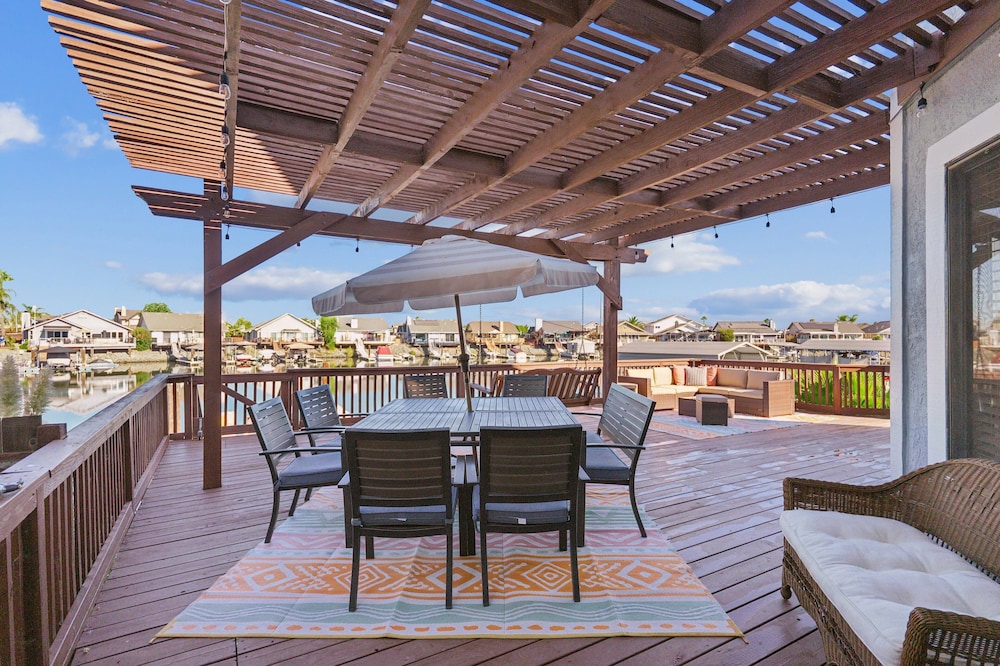 Waterfront Escape With Private Dock 3 Bedroom Home