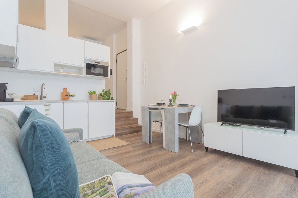 A Step From the Dome Apartment by Rent all Como