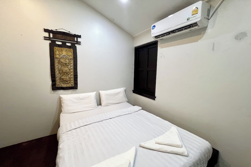 Orchid Hostel Near Bumrungrad Hospital and Nana Market