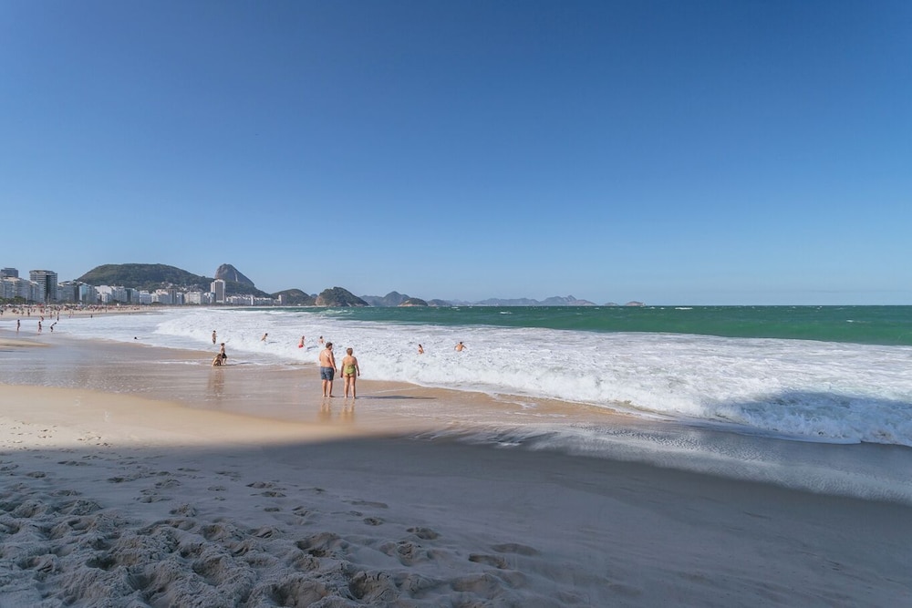 Studio com Wi-fi e Ar a 45m da Praia de Copacabana