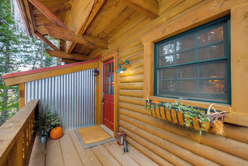 ~ 13 Mi to Main St: Park City Cabin w/ Mtn Views!
