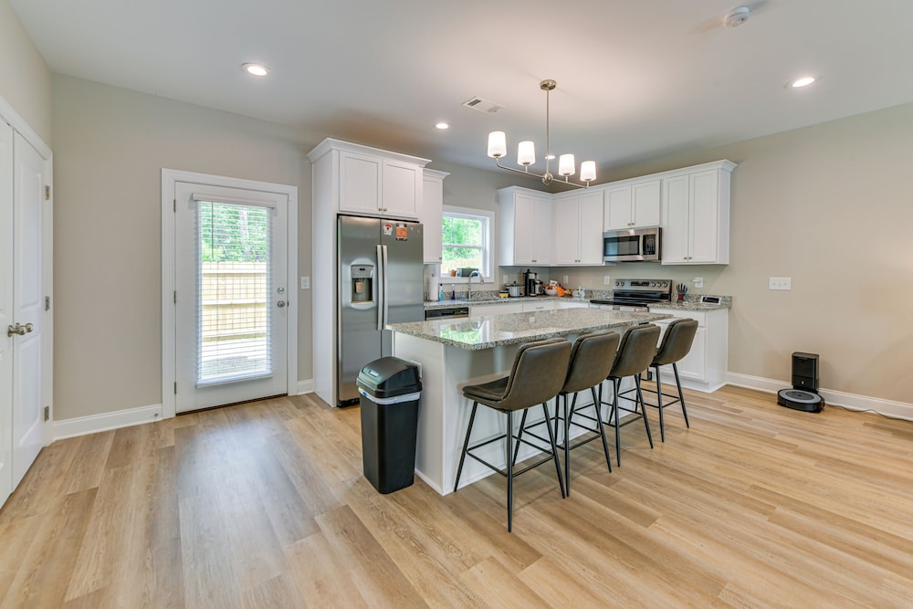 4 Mi to Auburn University: Townhome w/ Fenced Yard