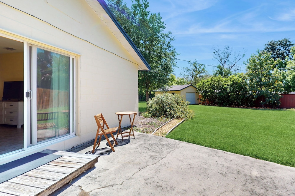 3BR Dog-friendly Home w/ Pool, Fireplace, W/d, A/C