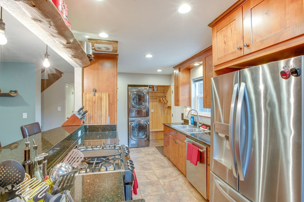 1 Mi to Heavenly Ski Resort: Retreat w/ Hot Tub