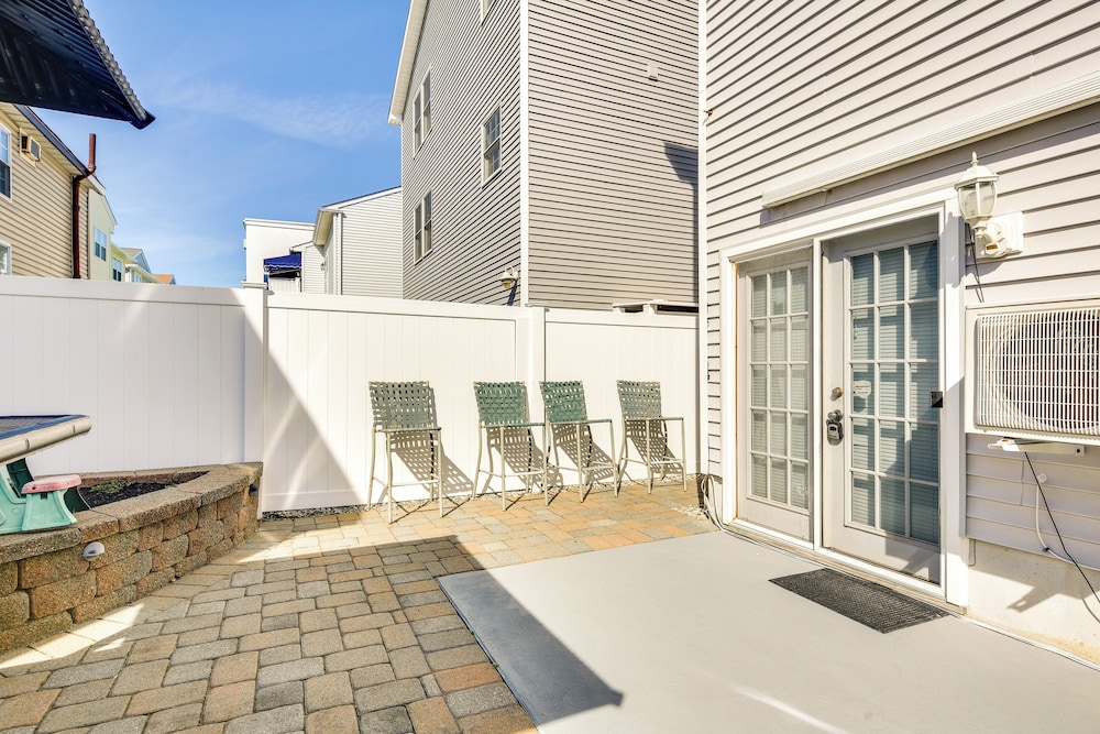 Walk to Beach: Wildwood Apt w/ Balcony!
