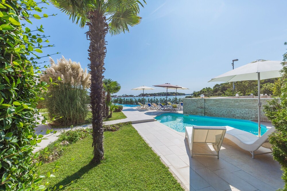 Escape - 20 m From sea - Brown view 2