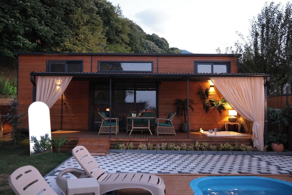 The Jungle Bungalov