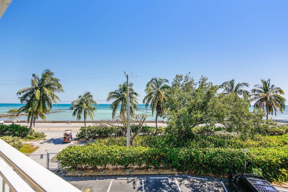 Dune Wind South by Avantstay Communal Pool & Hot Tub Gated Community Close to Smathers Beach Month Long Stays Only view 3