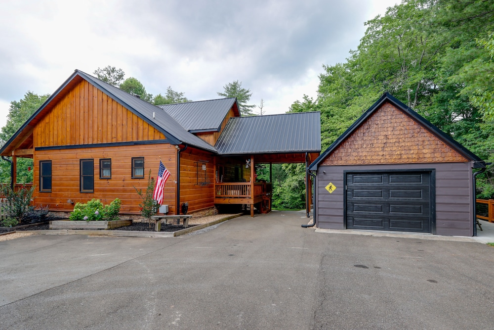 Spacious Blue Ridge Cabin w/ Private Hot Tub! view 2