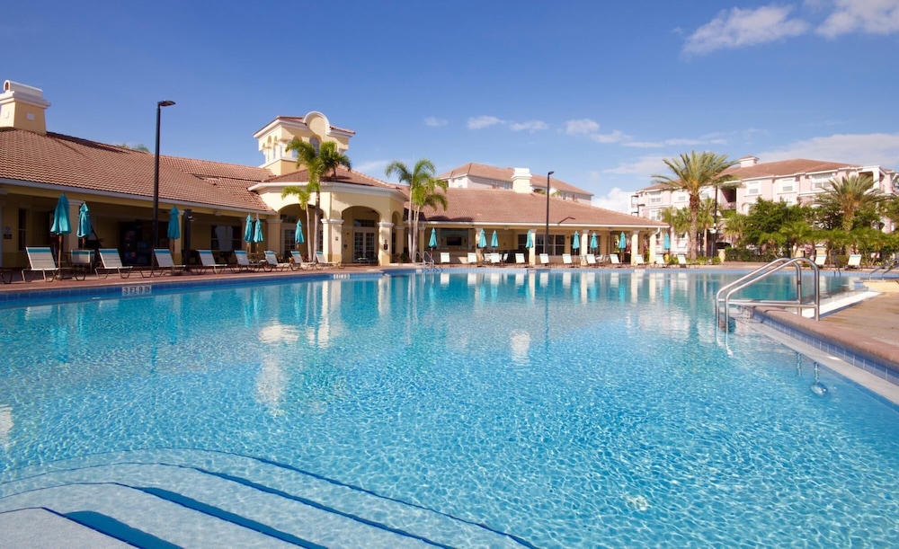 New Vista Cay Penthouse Chic Pool and Lake View Close to all Parks Walk to Convention Center