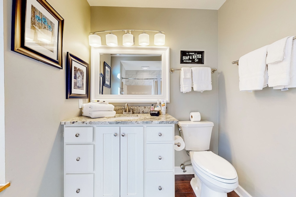 2BR Peaceful Home w/ Pool, Golf, Marina, W & D