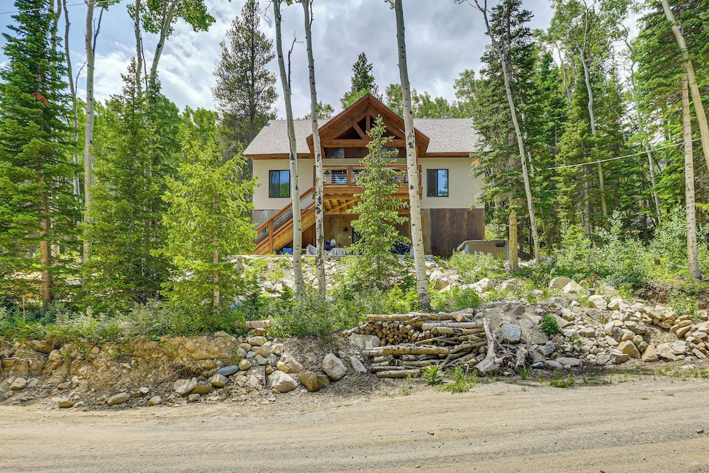 Private Hot Tub & Mountain Views: Duplex in Salida