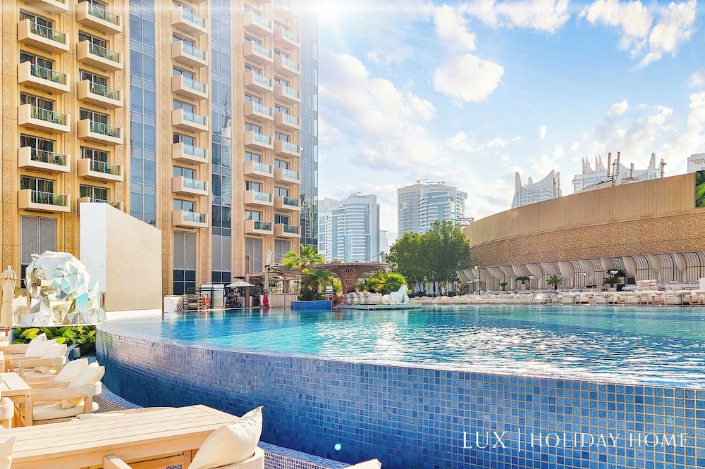 LUX | The JW Marina Suite