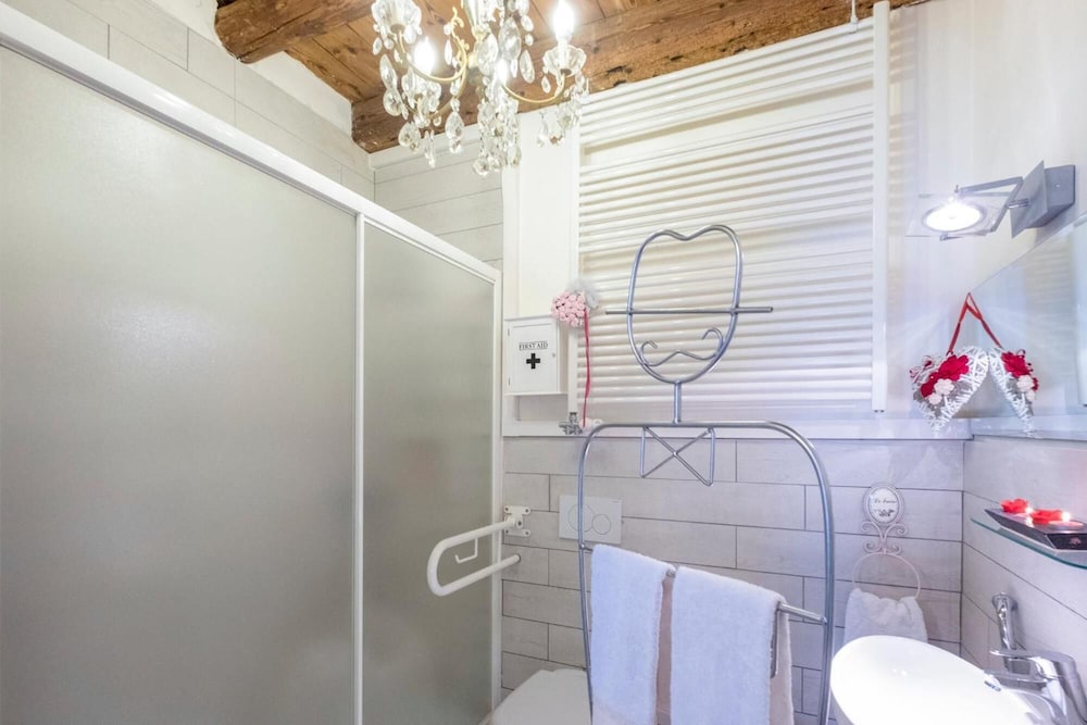 Abbraccio di Romeo e Giulietta photo 4