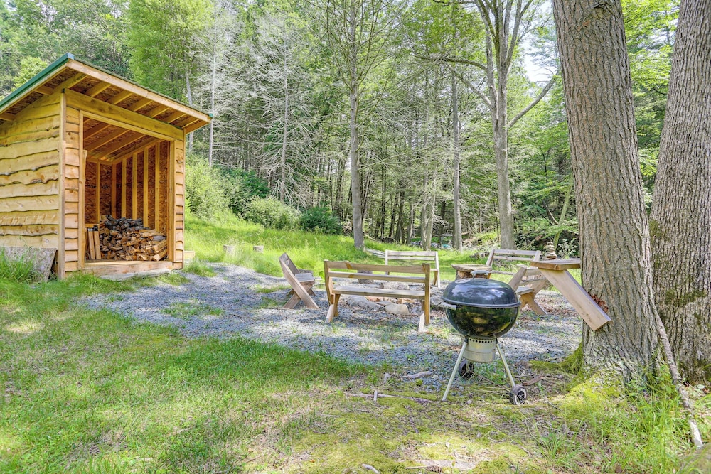 13 Mi to Ski Big Bear: Updated Getaway w/ Deck