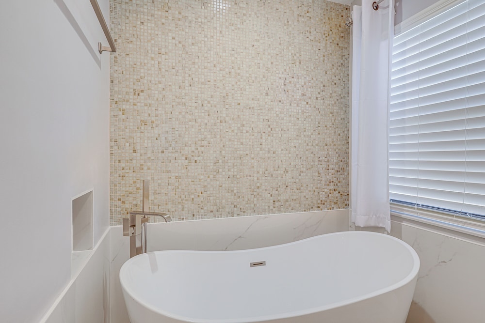 8 Mi to Stuart Beach: Home w/ Pool Access!