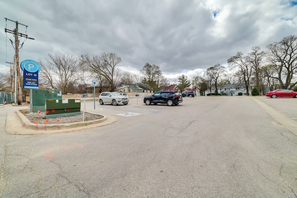 Traverse City Condo w/ Balcony: Walk to Downtown!