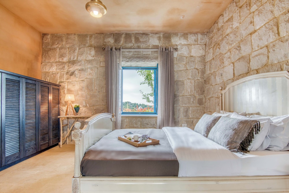 Red Oak House With Garden & Terrace in Assia, Batroun