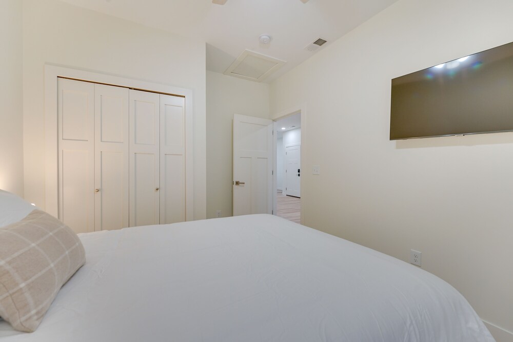 St Clair Apartment - Walk to River & Boardwalk! view 5