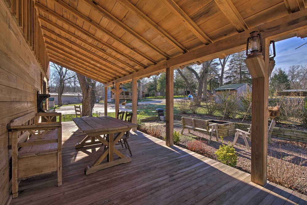 Quiet Hollister Cabin: Walk to Lake Taneycomo view 2
