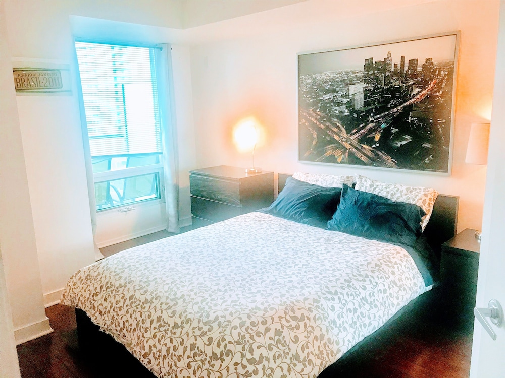 Room near Blue Jays CN Tower - Image 3