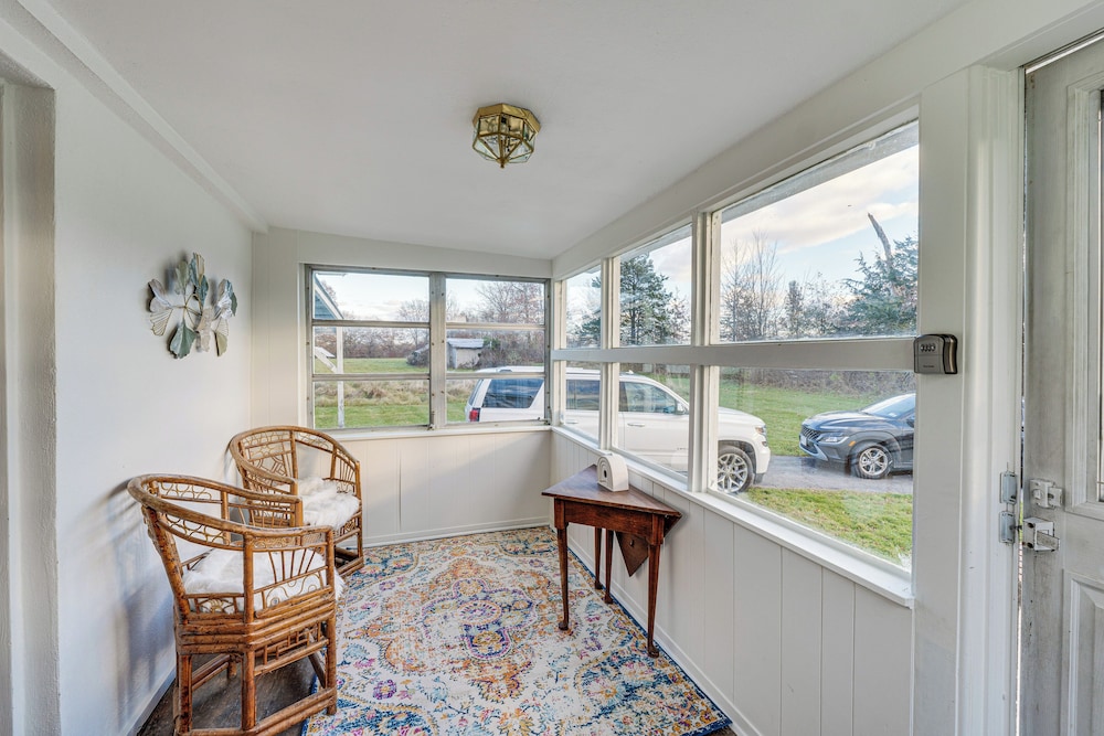Charming Gardiner Home w/ Yard & Sunroom