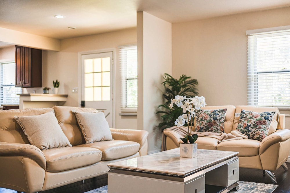 Spacious Retreat w Large Kitchen Outdoor Patio