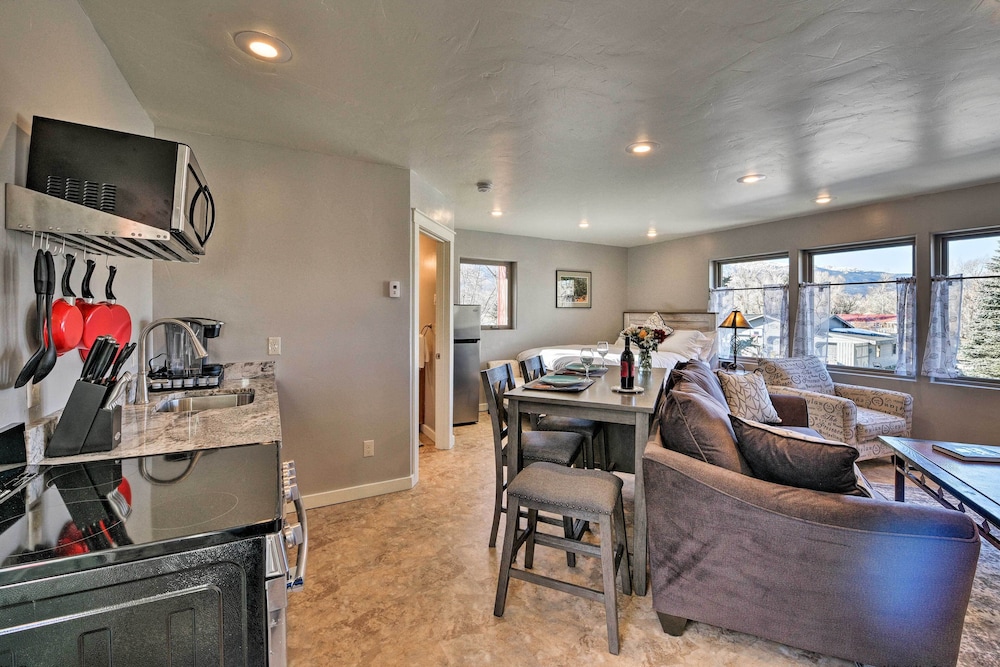 Cozy Mountain Studio By Main Street & Hot Springs!