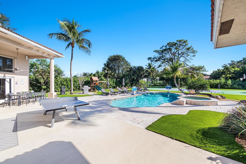 Luxurious 6-Bedroom Villa with Pool & Games