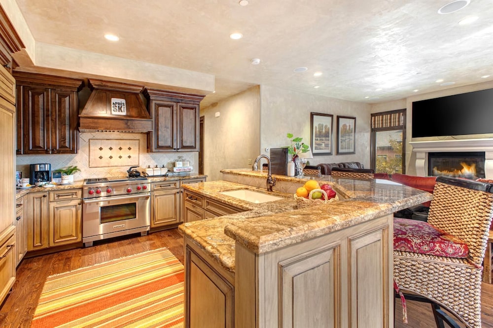 Vintage on the Strand 2 bedrooms Ski Out VIN-14 by KBM