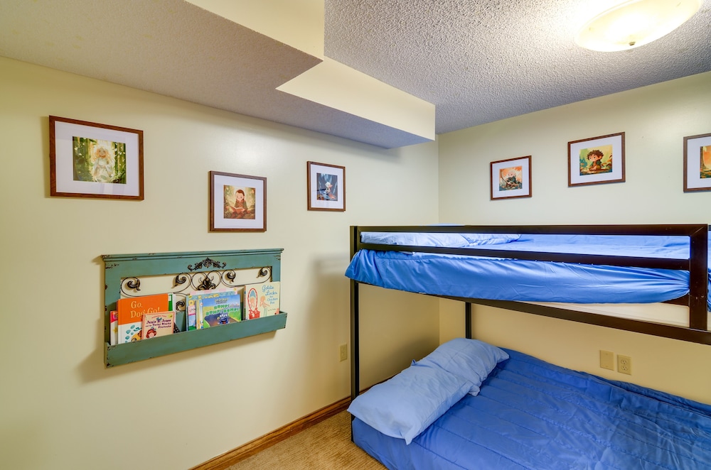 Burnside Resort Cabin w/ Hot Tub & Outdoor Spots!