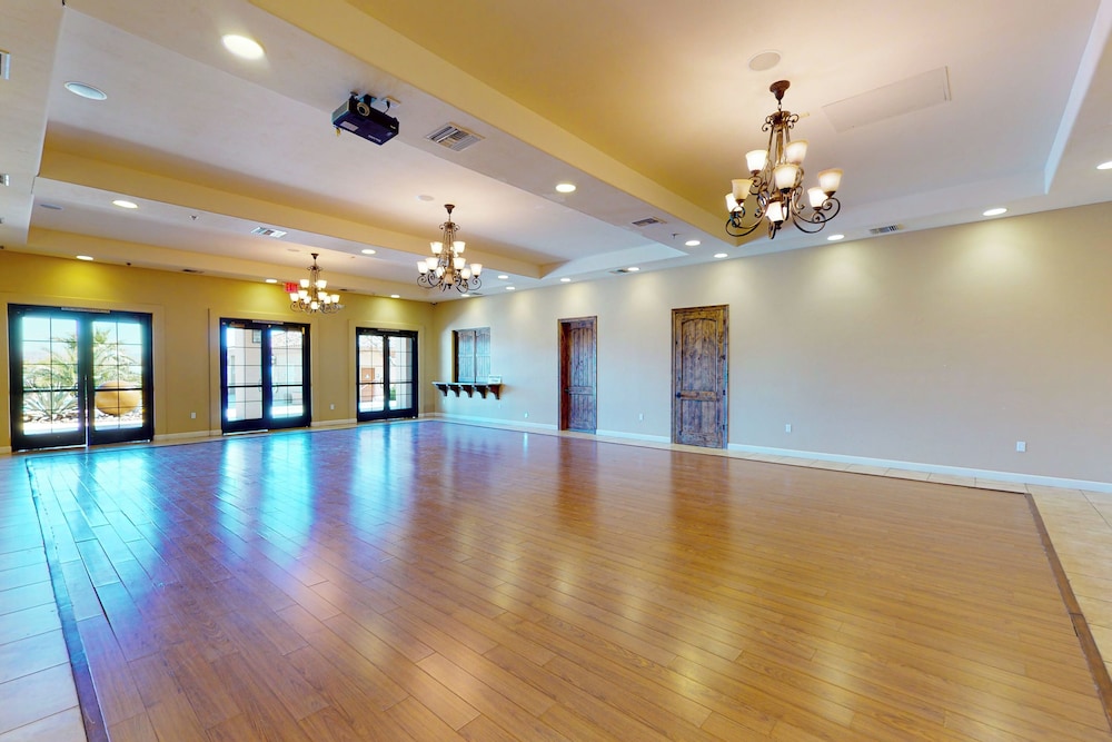 Exclusive 3BR w/ Pool, Hot Tub, W/d, & Clubhouse